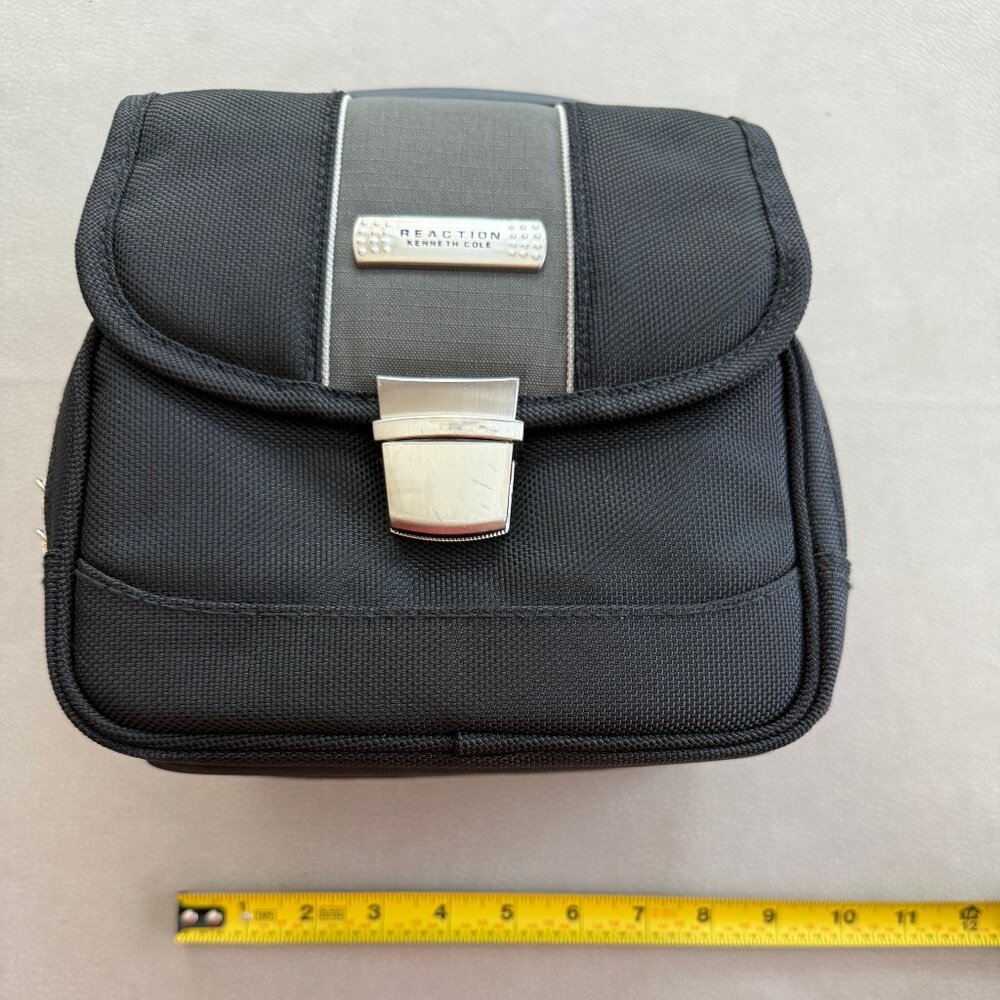 Kenneth Cole Reaction Camera Bag Style #553675 Multi Pocket Adjustable Strap Blk